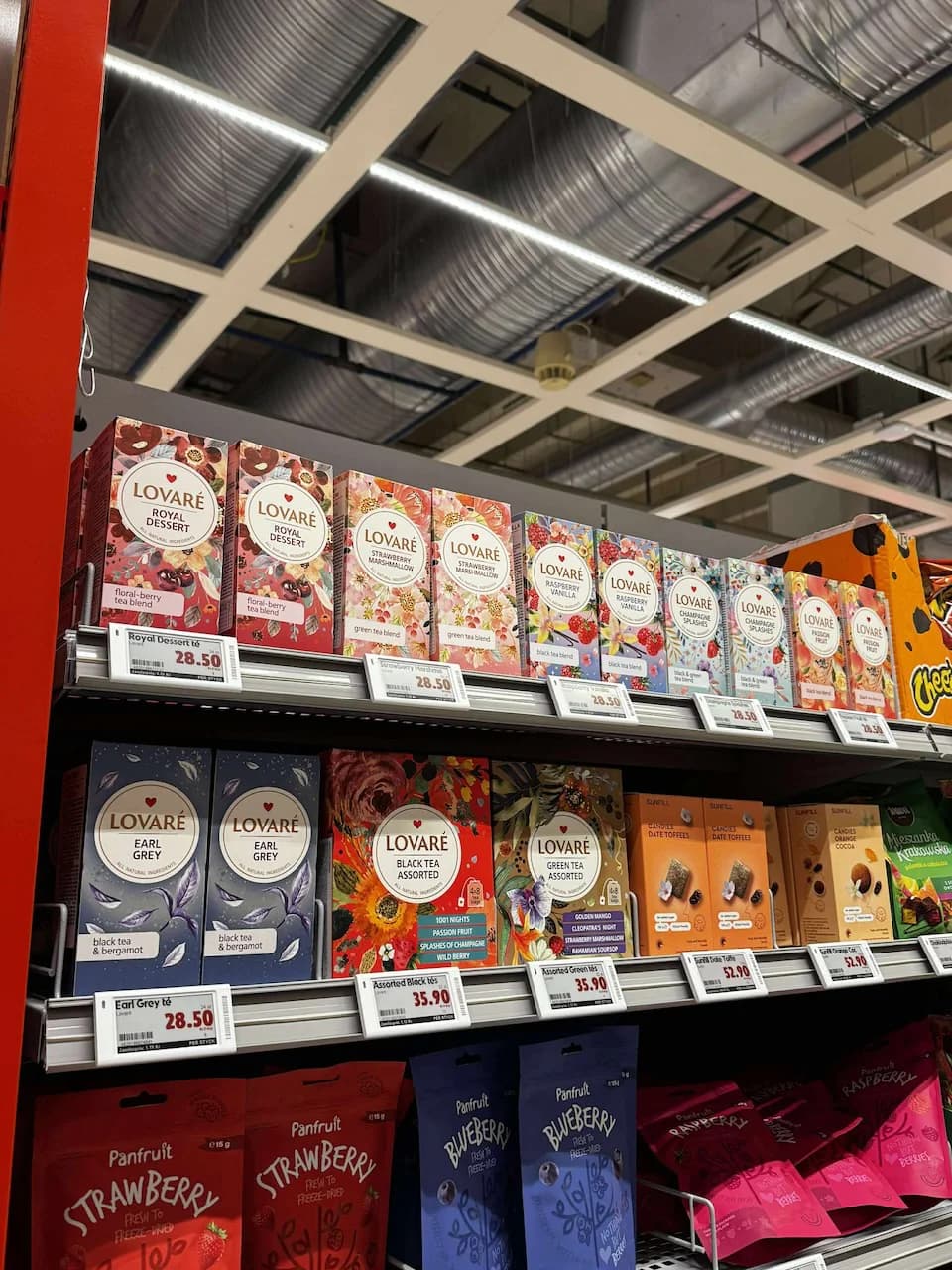 Lovaré-te uppställt på en butikshylla hos ICA