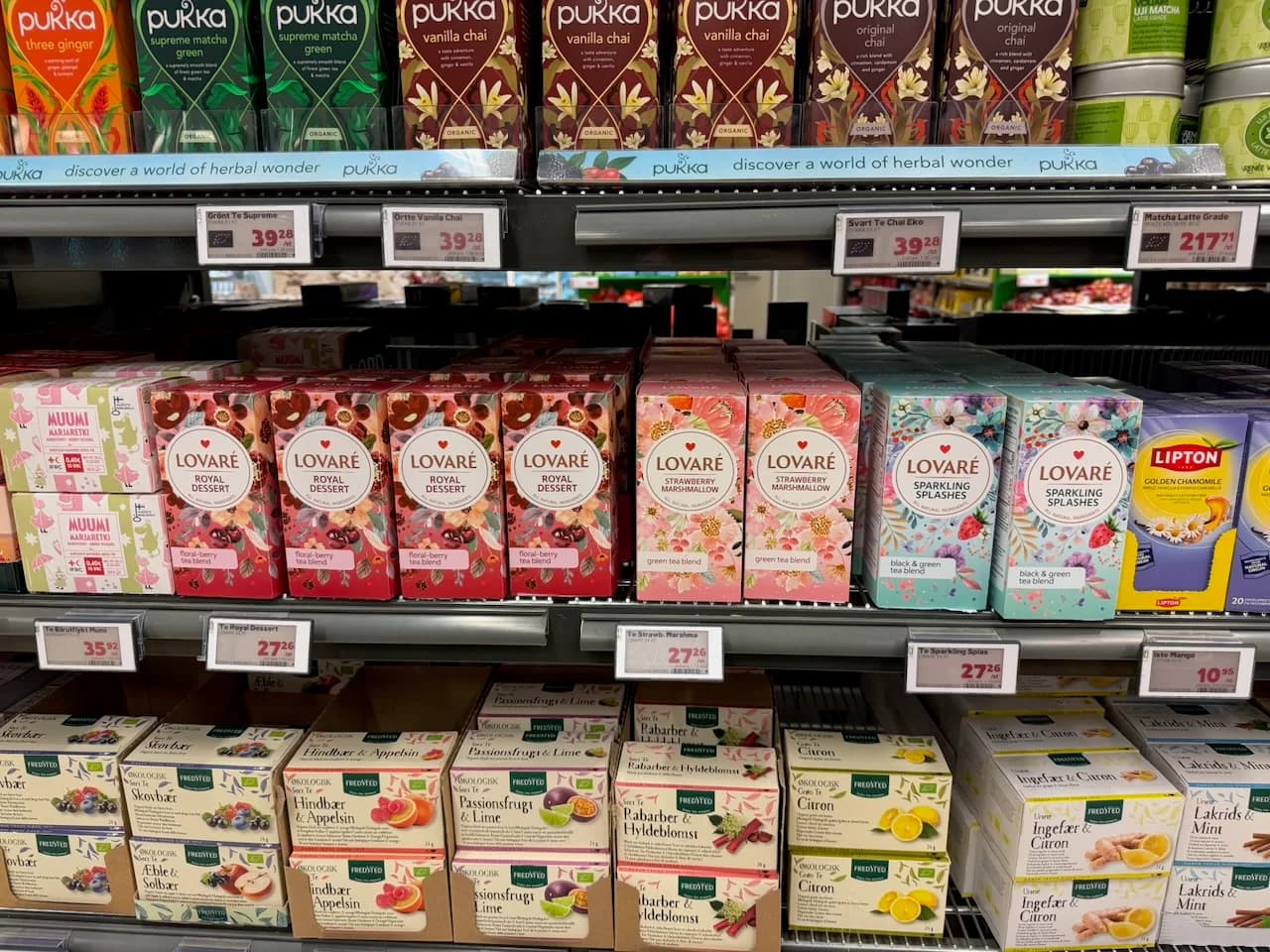 Tre sorter Lovaré-te i tehyllan i en Coop-butik