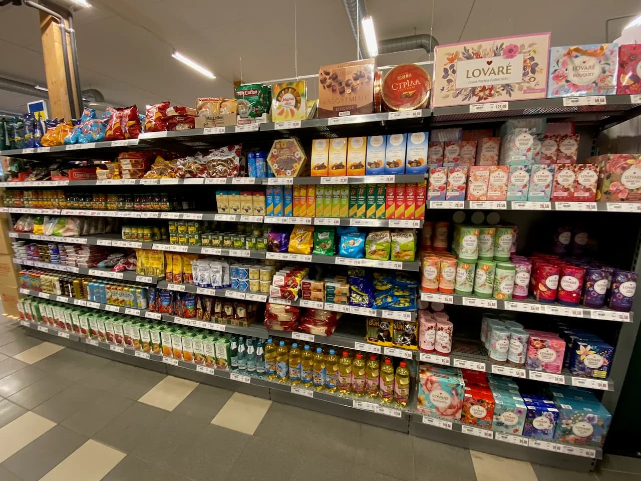 Ukrainska kolonialvaror och Lovaré-te på en full butikshylla hos Nelins