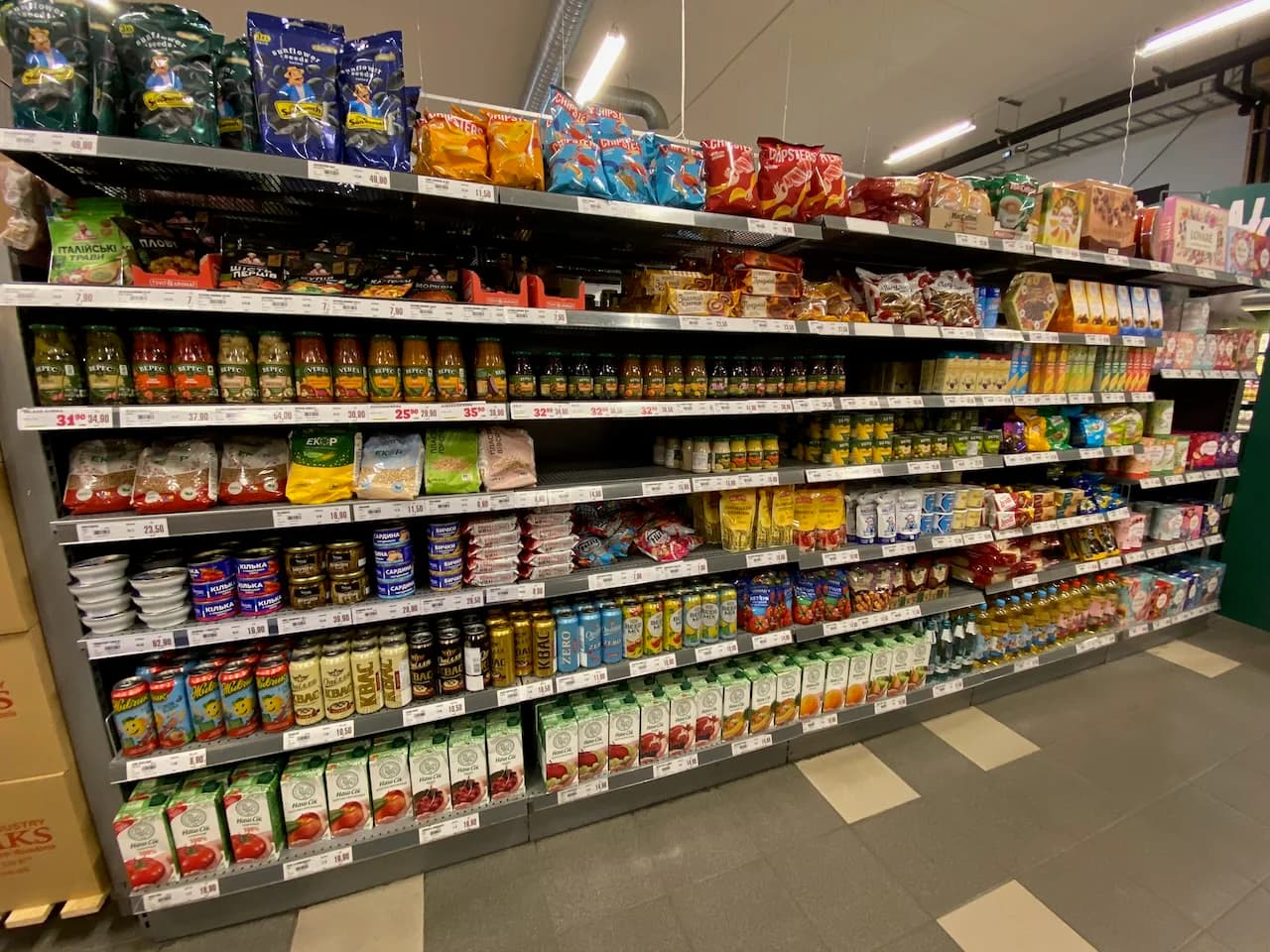 Brett sortiment av ukrainska kolonialvaror i Nelins butik