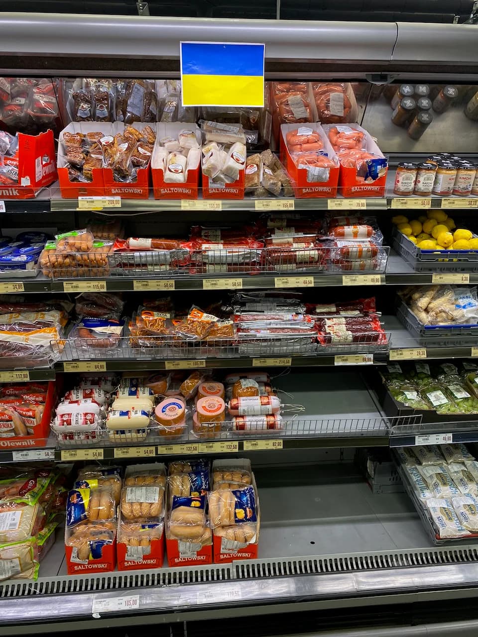 Ukrainska chark- och mejerivaror i kyldisken hos Nelins